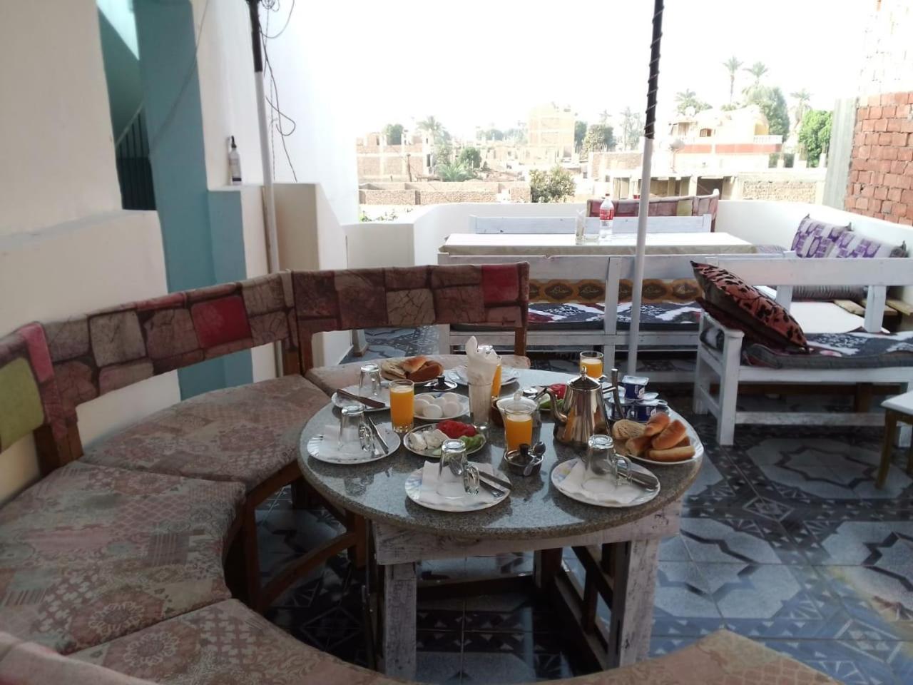 One Love Guesthouse & Restaurant Luksor Dış mekan fotoğraf