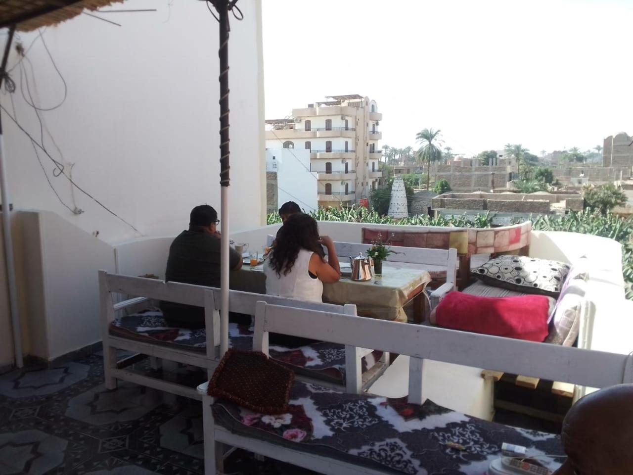 One Love Guesthouse & Restaurant Luksor Dış mekan fotoğraf